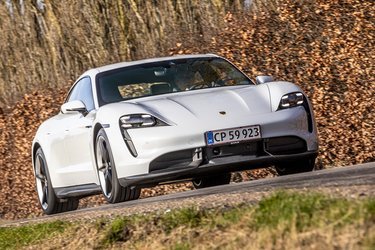 Porsche Taycan er en elektrisk drevet sportsvogn. Der er plads til fire personer, og bilen trækker på alle hjul. Den klarer i hurtigste version 0 til 100 km/t. på bare 2,8 sekunder.