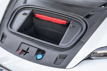Der er et bagagerum foran på 81 liter. 