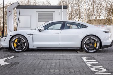 Der er to ladestik i bilen – et ved hver forskærm. Begge kan bruges hjemme med en 11 kW-lader, mens det i højre side også kan bruges ved lynladere, hvor man kan lade med op til 270 kW (hvis ellers ladestanderen kan levere så meget).