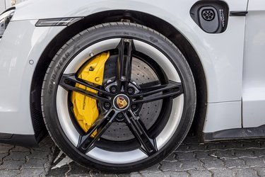 Bilen kører med nærmest enorme hjul. Fortil er de i størrelsen 265/35 R21, og bagtil er de endnu bredere: 305/30 R21. Skivebremserne er af keramisk materiale (ekstraudstyr).