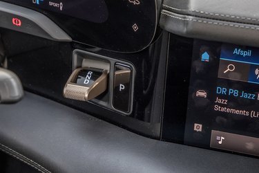 Ved rattet findes en drejeknap, hvorfra man kan indstille, hvilken Drive Mode man ønsker at køre i. Man kan vælge mellem Range, Sport, Sport Plus eller Individual, hvor man selv vælger de indstillinger, man bedst synes om.