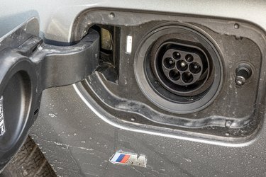 Ladestikket er af Type-2 modellen, men desværre kan man kun lade bilen op med en enkelt strømfase, og det gør ladetiden unødig lang.