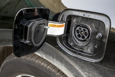 Ladeporten rummer et stik af Type-2 modellen. Bilen kan dog kun lades med en enkelt fase, og maksimalt med 3,3 kW.