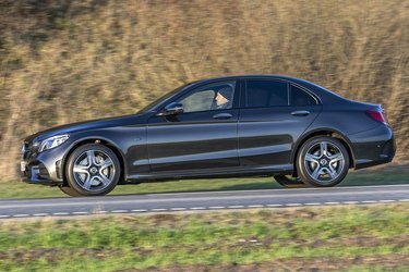 C-klassen fra Mercedes-Benz fås både som sedan (foto) og som stationcar.