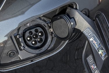 Ladestikket er placeret ved bagenden af bilen, og er et Type-2 stik, der kan lades med to faser.