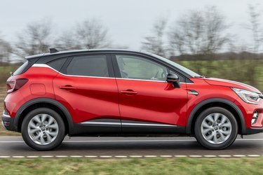 Captur har smarte kromlister, der giver highlights omkring rudearealet, men også i bunden af dørene. Det giver et friskt indtryk.