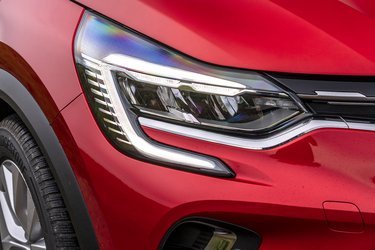 LED-forlygter er standard på Captur, men selvom de har automatisk op/nedblænding, så fås de ikke som adaptive forlygter også kendt som matrixlygter.