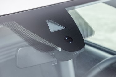Tidligere sad der her en sensor, der var en del af nødbremsen. Den er nu erstattet af et kamera, der styrer vognbaneassistenten. Der var derfor ikke nødbremse i Seat Mii-e. 