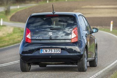 Seat Mii fås nu kun som elbil. Prisen begynder ved 150.000 kroner, og her får man endda installationen af en ladeboks med i købet.