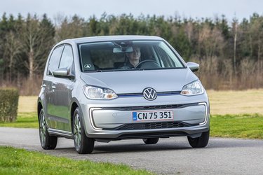 VW Up fås nu som elbil. Prisen begynder ved 163.000 kr., og her får man endda installationen af en ladeboks med i købet.