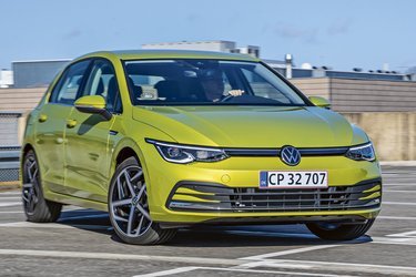 Fronten er blevet lavere, og den klassiske grill er nærmest flyttet ned under nummerpladen.