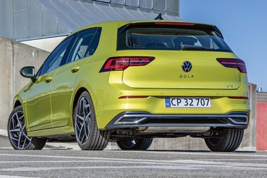 Den nye generation af VW Golf ligner på mange måder forgængerne, men på den nye står „GOLF“ nu med store bogstaver midt på bagklappen. Alle udgaver har i øvrigt LED-baglygter som standard.