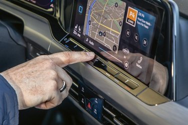 Under skærmen er der et panel, hvor man med let finger-berøring kan justere lyden eller indstille varmen i sæderne.