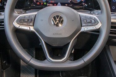 Udover adaptiv fartpilot, som styres fra rattet, har bilen travel-assistent, der fastholder bilen i vognbanen.