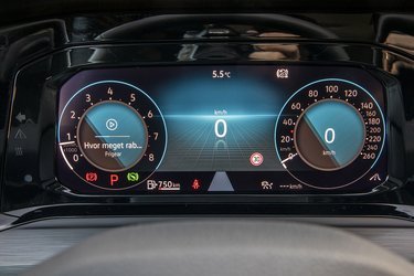 Alle udgaver af VW Golf har et digitalt instrumenthus, der har erstattet viserinstrumenterne. Det er flot, tydeligt og så kan man vælge mellem et hav af visninger, layouts og farver.
