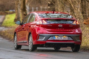 Hyundai Ioniq findes kun som femdørs med stor åbning til bagagerummet. Men selve bagagerummet er kun på 357 liter, hvor hybridudgaven af Ioniq har plads til 456 liter.