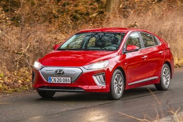 Hyundai Ioniq har fået et lille facelift, men mere interessant er batteriet vokset fra 28 til 38 kWh, hvilket giver en længere rækkevidde. Under vores motorvejstest med 110 km/t. kørte vi 235 km. 
