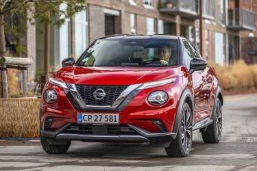 Nissan Juke har fortsat lidt specielle forlygter, der er todelte med runde lygter på „kinderne“. Men designet er blevet mere mainstream end første generation.