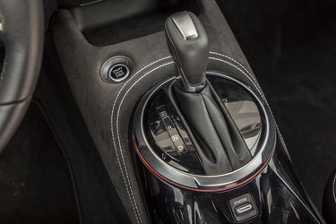 Tilkoblingen i automatgearet kører ikke helt efter bogen. I kabinen er gearvælgeren af den gammeldagstype, som ikke automatisk går i „P“, når du slukker for bilen på start/stop-knappen. 