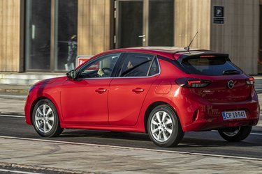 Opel Corsa har samme proportioner som Peugeot 208, som den deler teknik med, men designet adskiller sig. Corsa fås kun som femdørs.