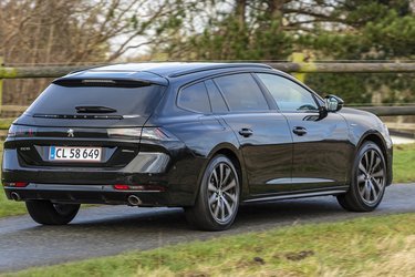 Merprisen for at få Peugeot 508 som stationcar er 20.000 kr. Den har primært et anderledes design, samt naturligvis et lidt større bagagerum. 