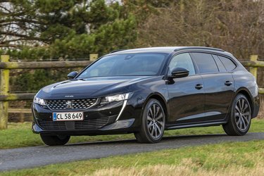 Peugeot 508 SW GT er en køreglad model – en bil du bliver glad for at køre i. Der er et stort fartoverskud og en overraskende god komfort trods store fælge.