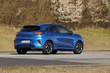 Ford Puma er en moderne mini-SUV i en prisklasse, der tiltaler mange danskere. Bilen er bygget over en Ford Fiesta, men indeholder mange flere smarte løsninger