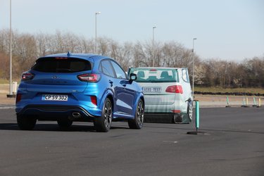 På FDM Sjællandsringen afprøvede vi bilens nødbremse. Med Ford Puma kunne vi køre hen mod en testpude, der forestiller en bil, med op til 55 km/t. uden at ramme puden. Bilen opdager selv forhindringen og bremser selv bilen ned. Det er godt gået!