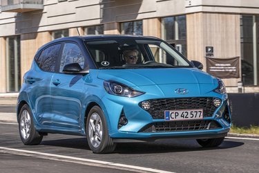 Hyundai i10 er en fornøjelse at køre i byen, hvor den er let at manøvrere og let at parkere. På motorvejen er bilen derimod på udebane, hvor særligt motorstøjen generer.