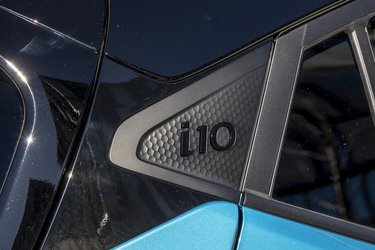Tofarvet lakering og flere detaljer gør i10 smart at se på.