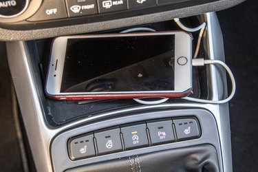 Trådløs opladning af mobilen kan tilkøbes for 2.995 kr.