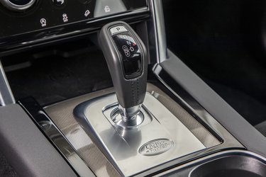 Gearstangen fylder en del, men er af typen, der selv går i ’P’, når man slukker motoren.