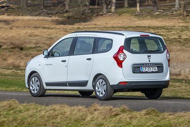 Dacia Lodgy har fin plads til syv personer og en ok drivlinje. Men sikkerhed, køreegenskaber og glæde ved kvalitet og detaljer skal ikke stå højt på ønskelisten, hvis man overvejer bilen.