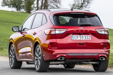 Ford Kuga er en ny bilmodel, der fås i mange versioner med enten benzin- eller dieselmotorer foruden denne plugin-hybrid. Her er den vist med X-pakke og 20-tommer hjul.