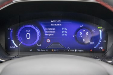Der er digitalt cockpit, og det ser både godt ud og er let at betjene. Alle menuer er på dansk.