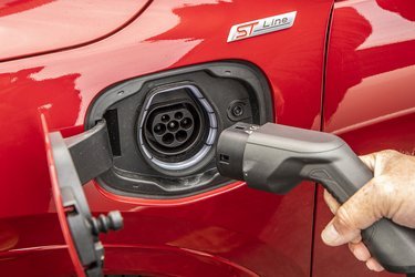 Man kan oplade Ford Kuga via et stik foran førerdøren. Bilen oplades kun med én fase (3,7 kW), og det tager dermed små fire timer at lade bilen helt op fra en ladeboks.