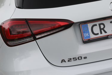 Det lille ’e’ efter A 250 viser, at denne udgave er en plugin-hybrid. Den omtales også som EQ Power, hvilket er betegnelsen for de elektrificerede brændstofbiler fra Mercedes-Benz.