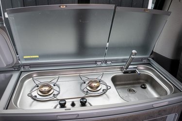 Der er både campingblus, vask og køleboks i køkkensektionen langs vinduerne bag førersædet.