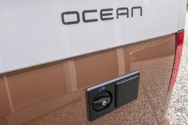 Der er påfyldning af vand til vandtanken på 30 liter samt tilslutning af 230 Volt el, når man holder tæt ved et strømudtag.
