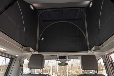 I dagtimerne kan loftet vippes op, når taget er hævet. Derved er der fuld ståhøjde inde i bilen.