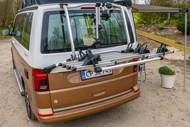 En cykelholder bag på bilen er tilbehør, der øger mobiliteten, når man har fundet et godt sted at campere. Men der skal gode „muller“ til, når cyklen skal løftes op.