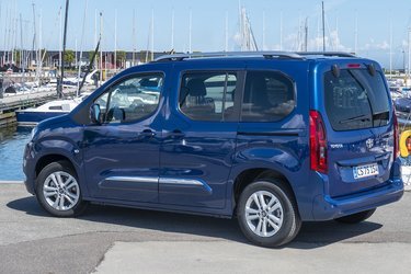 Toyota Verso – med mellemnavnet Proace City – er en særdeles rummelig familiebil. Den har stor bagklap og oplukkelig bagrude.