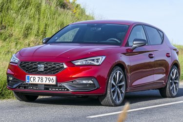 Seat Leon har spændstigt og skarpt design – familiens frække fætter. Modellen her har 18 tommer fælge som ekstraudstyr. Også fuld LED-forlygter er ekstraudstyr.