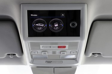 En af nyhederne finder man i trykskærmen over instrumentbordet. Herfra styres hævetag, køleskab og lys, og man kan aflæse, om bilen holder vandret. Modsat instrumenthuset er der desværre ingen danske menuer.