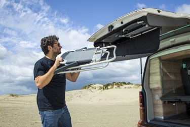 De to campingstole er fint integreret i bagklappen, når de ikke er i brug.