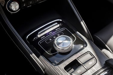Gearvælgeren er en stor, velformet drejeknap – i stil med den, Land Rover og Jaguar benytter/har benyttet. Der er blot frem, neutral og bak at forholde sig til.