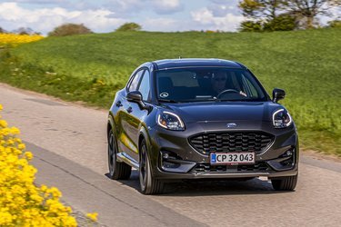 Ford Puma har en front, man ikke kan lade være med at smile tilbage til. Forlygterne har indbygget LED-kørelys.