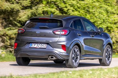 Ford Puma har en linjeføring, der næsten minder mere om en stor coupé end om en mini-SUV. Bl.a. har bilen ingen tagrælinger.