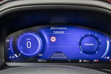 Det digitale cockpit er let at aflæse og skifter layout, når man skifter køreprogram.