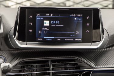 Skærmen i midten er vinklet over mod føreren, hvilket gør det let at aflæse den. Herfra styres bl.a. Apple CarPlay og radio m.m. Navigationsanlæg er ekstraudstyr.